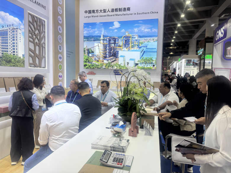 廣交會上的國外客戶咨詢三威新材產品